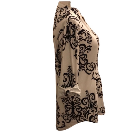 Ladies V-Neck Black and White Blouse - Picture 4 of 5